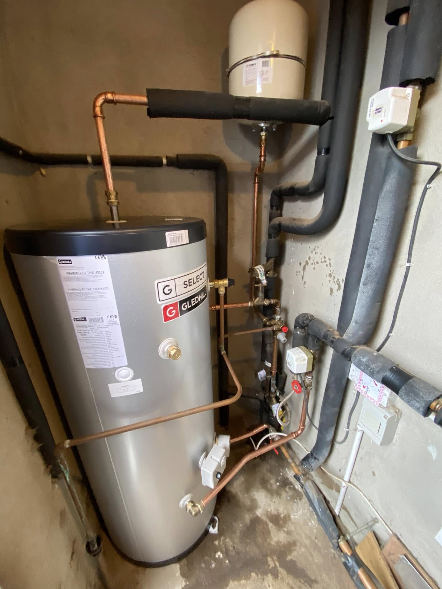 Heating cylinder installation