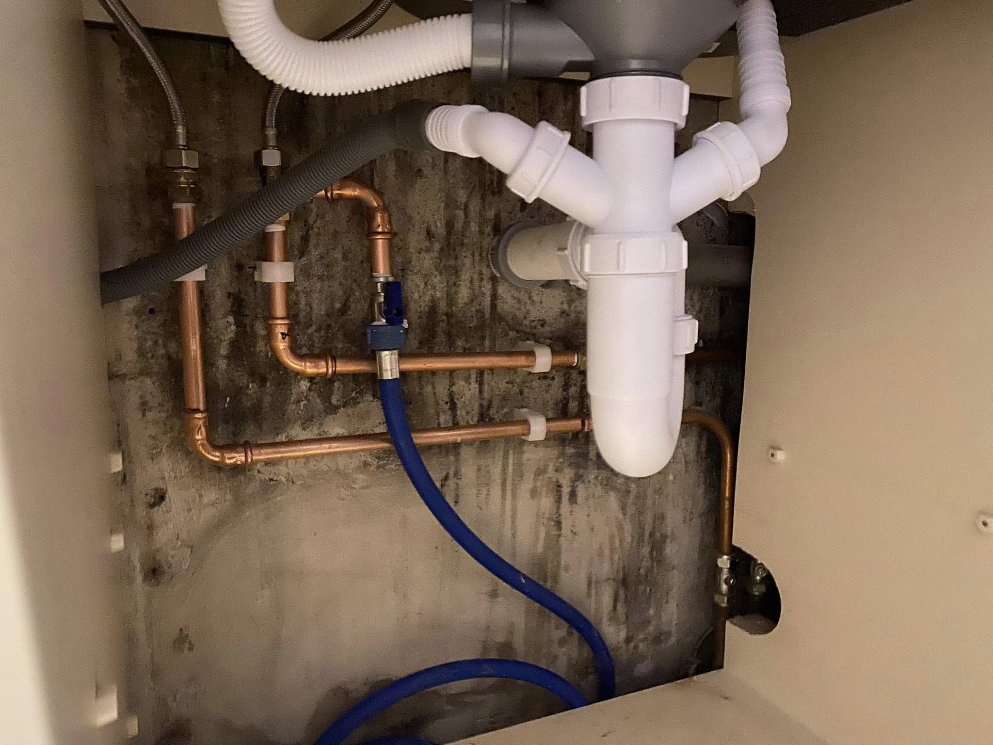 Sink plumbing pipework